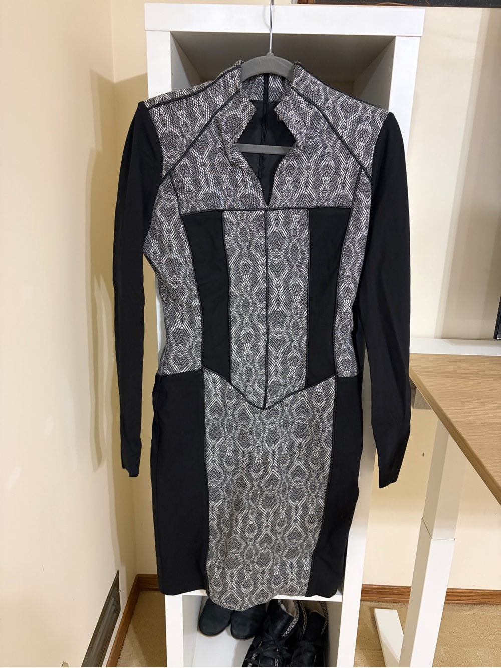 Black & Gray Snake-Print Long-Sleeve Sheath Dress